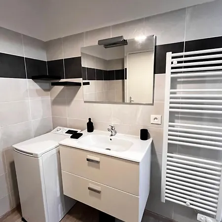 Place De Parking En Sous Sol Privatif アパート アジャクシオ